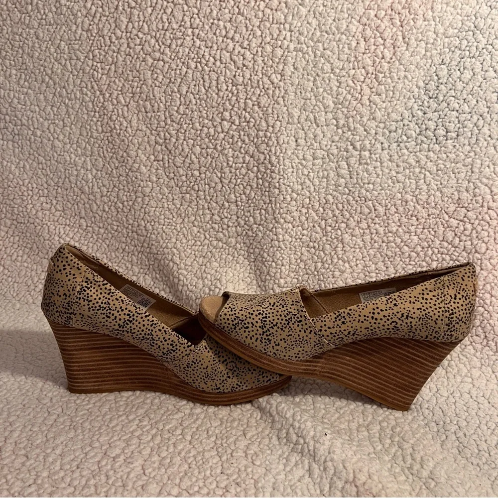 TOMS Wedges Tan and Black Slip On Open Toe Size W8 3½” Wedge Comfortable